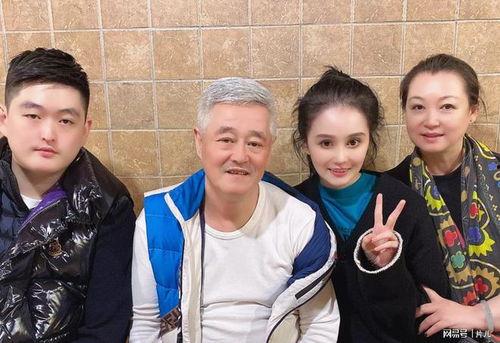 青岛网红大叔和他儿子吃瓜事件,一场网络热议的亲子互动  第2张